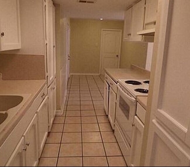 Building Photo - 3931 Rosebud Dr