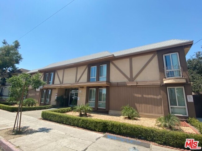 Building Photo - 7925 Vineland Ave