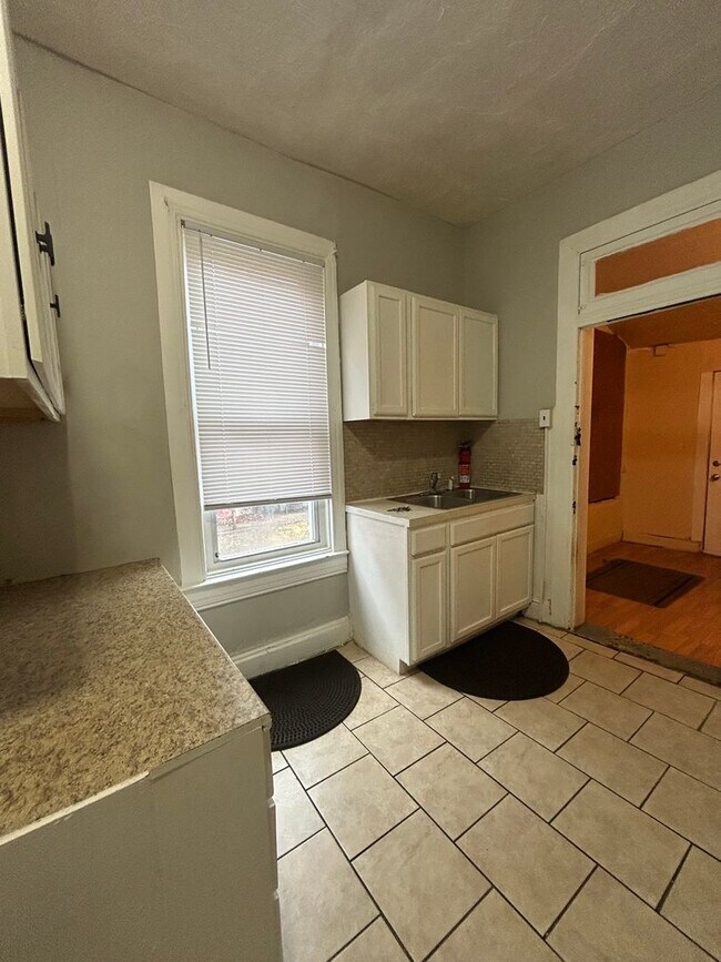 Building Photo - 654 W King St