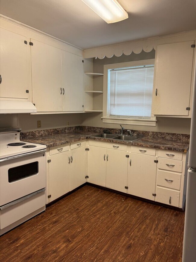 Building Photo - Great Price and location!