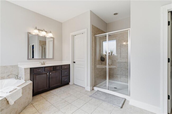 Building Photo - 2530 Maple Ridge Ln