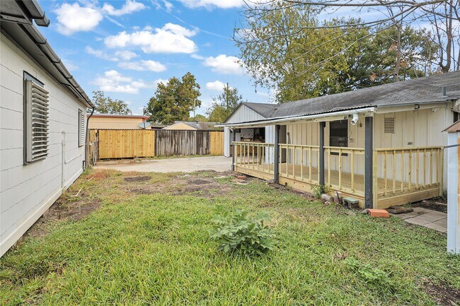 Building Photo - 1106-12th 1/2 12th 1/2 St N