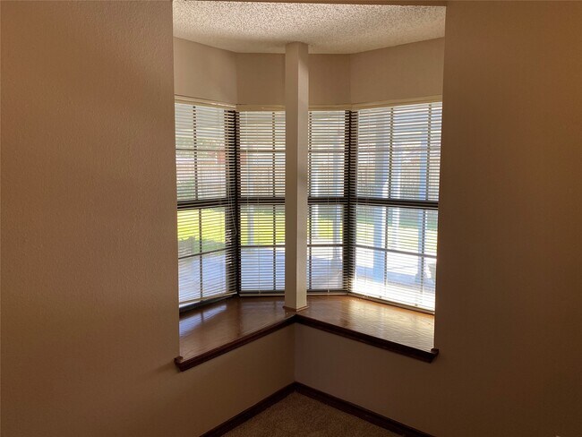 Building Photo - 301 Jansen Dr