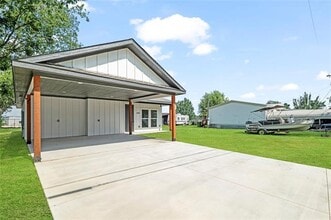 Building Photo - 406 Depot St