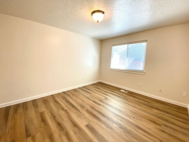 Building Photo - 4 bedroom PLUS office or 5th bedroom in NW Meridian Avail Mid August
