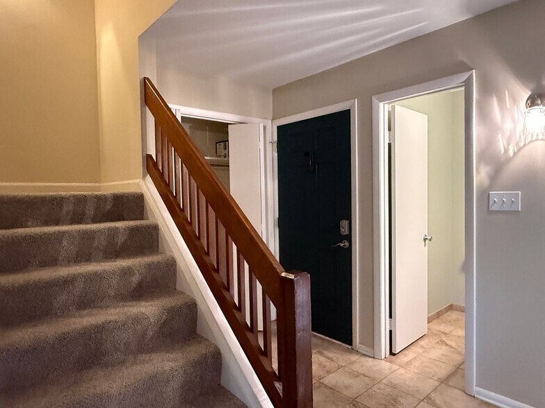 Building Photo - 82 Summer E