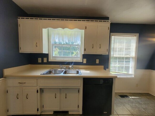 Building Photo - Charming 3-Bedroom Home with Spacious Livi...