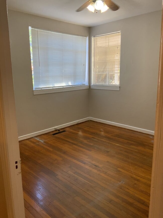 Building Photo - Great location