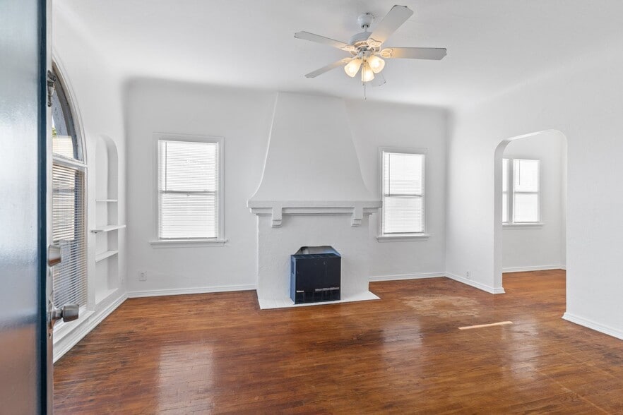 Primary Photo - 1115 E Broadway