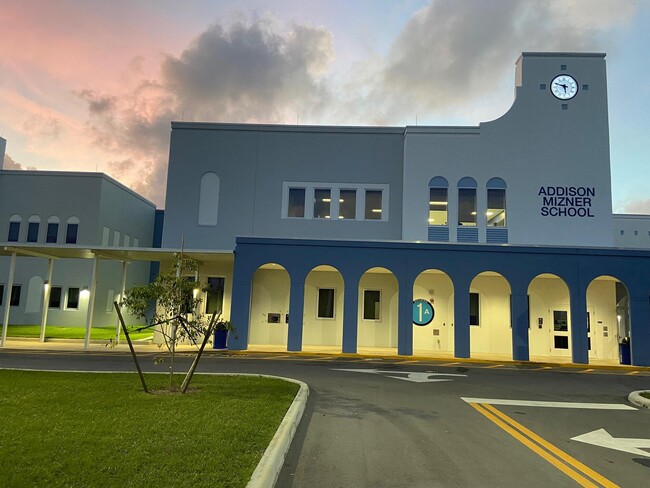 Building Photo - 832 SW 10th Ave