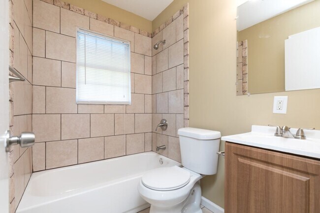 Building Photo - Charming 3BR/1.5BA in Sought-After Pleasan...