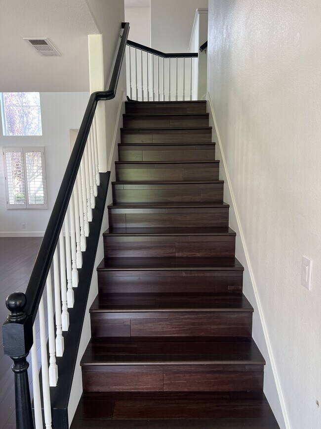 Building Photo - 31495 Sunningdale Dr