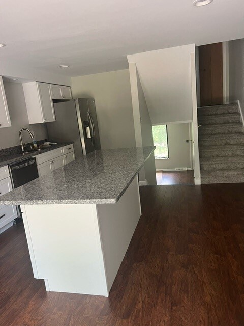 Building Photo - 935 Pinecrest Dr