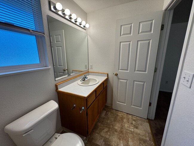 Building Photo - Beautiful pet-friendly home in a wooded ar...