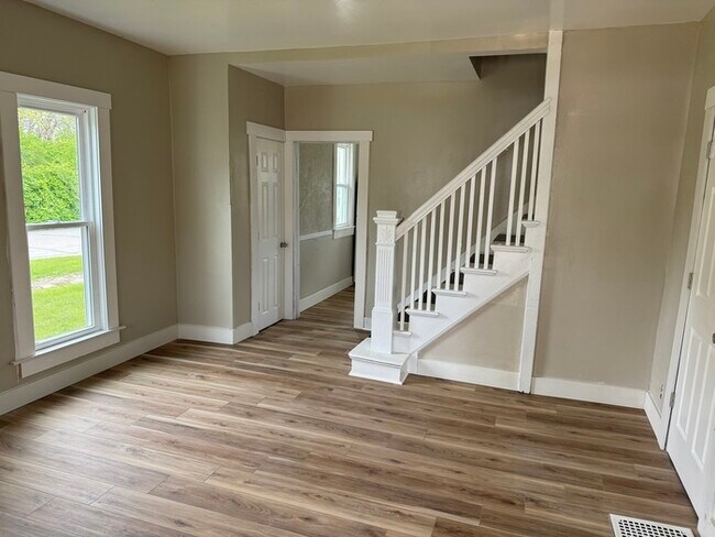 Building Photo - Fully remodeled 3 bed 1 bath $1400 includi...