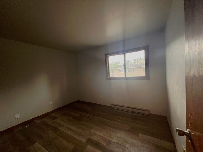 Building Photo - 915 Genrich St