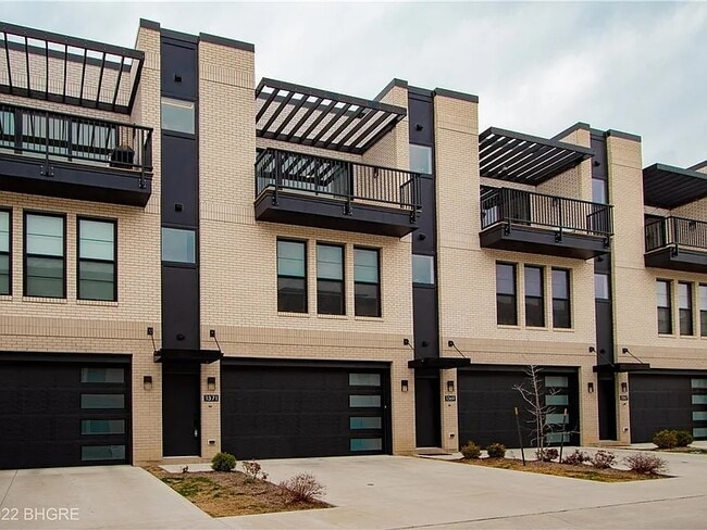 Primary Photo - 1371 Keosauqua Way