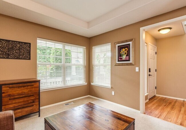 Building Photo - Beautiful Spacious Home!