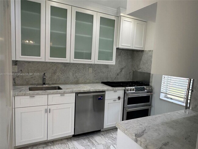Building Photo - 765 N Greenway Dr