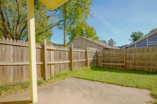 Building Photo - Great little modern and super clean home i...