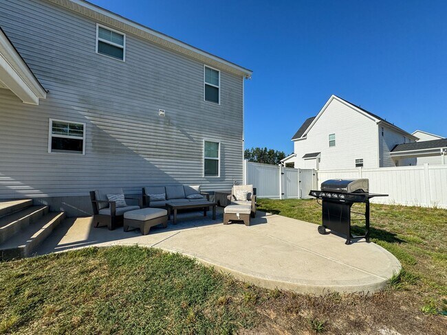 Building Photo - Spacious 4 Bed 3 Bed Home in Pine Forest School District
