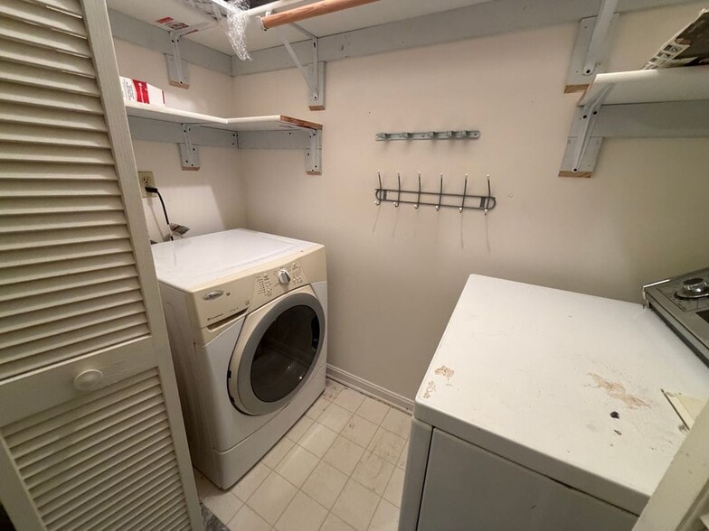 Building Photo - 916 Windbrooke Dr