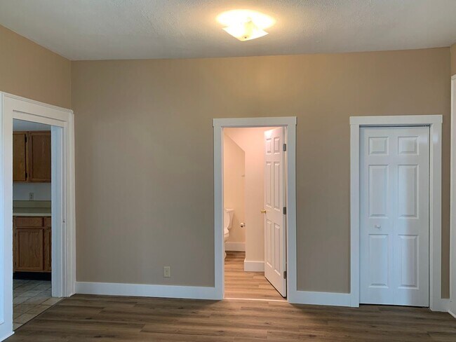 Building Photo - 225 E Park St