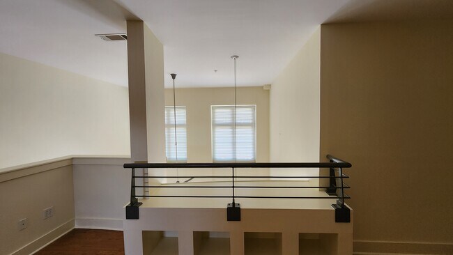 Building Photo - 1245 Caroline St NE