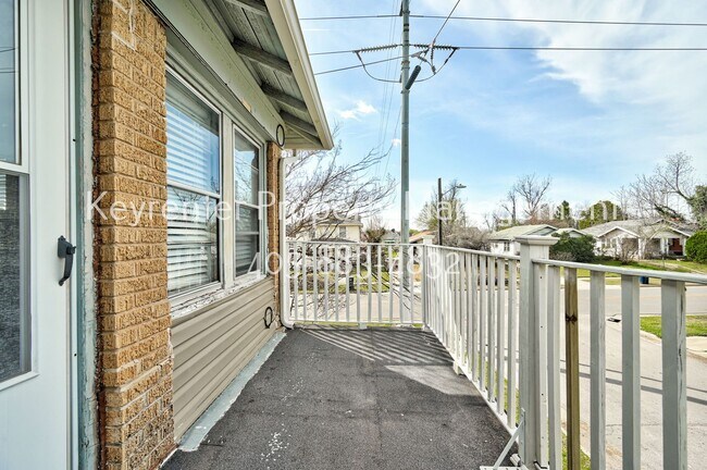 Building Photo - Charming 2-Bed, 1-Bath Upstairs Duplex Near the Paseo District