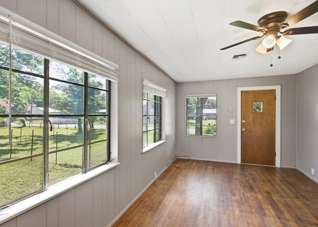 Building Photo - "Charming 2-Bedroom Retreat with Full Bath in the Heart of Castroville!"