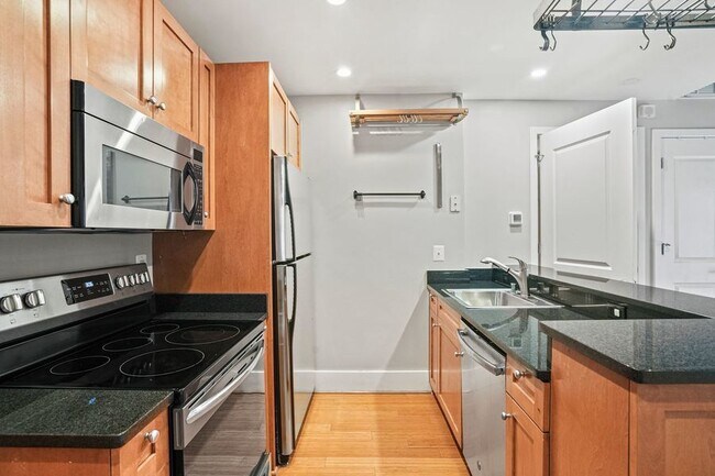 Building Photo - Logan Circle Loft with Garage Parking!