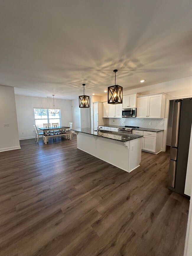 Building Photo - Beautiful 5 bed/3 bath home in Blandford Crossing