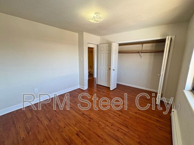 Building Photo - 924 E 5th St