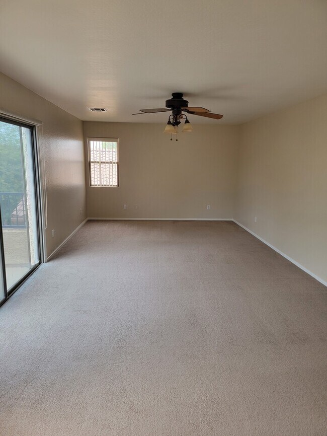 Building Photo - Spectacular 3-bedroom, 2.5 bathroom home F...