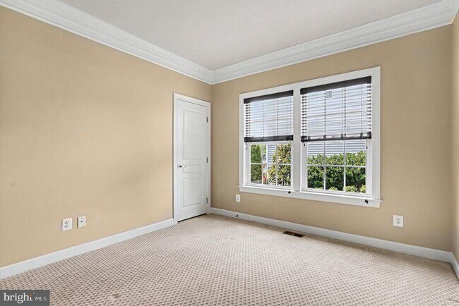 Building Photo - 714 Monarchos Dr