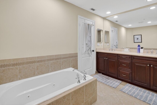 Building Photo - 1054 E Heritage Club Cir