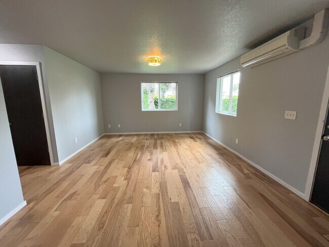 Building Photo - Charming SE Bungalow 3 Bed 2 Bathroom with Washer & Dryer