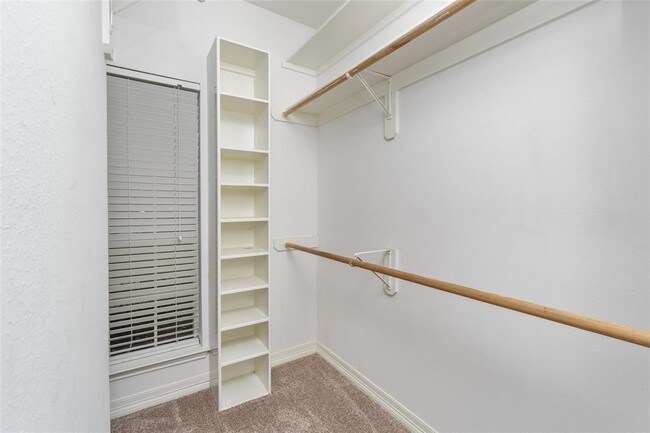 Building Photo - 905 Carriage Hills Blvd