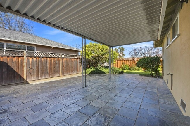 Building Photo - Cherry Chase Home