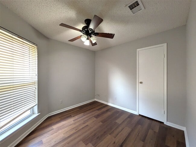 Building Photo - 323 Teakwood Ln