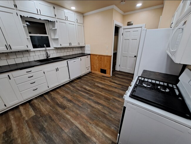 Kitchen - 204 Edna St