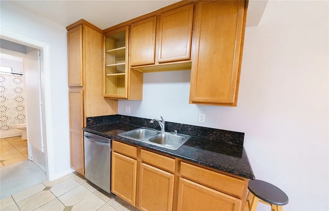Building Photo - WELL MAINTAINED CONDO AT CREEKSIDE VILLAGE!