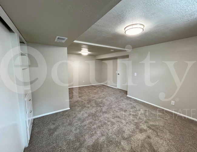 Building Photo - 105 E 500 N