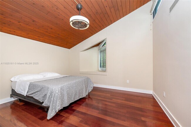 Building Photo - 3400 Poinciana Ave