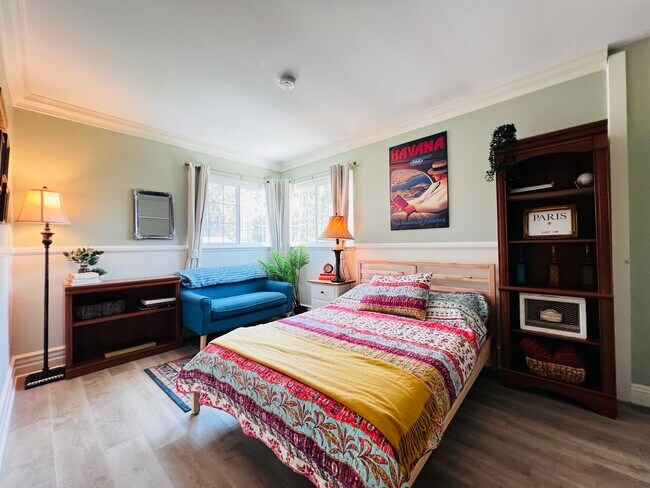 Building Photo - LAKE ACCESS!! Beautiful 4 bedroom 2 bath House, adorable front/back yard