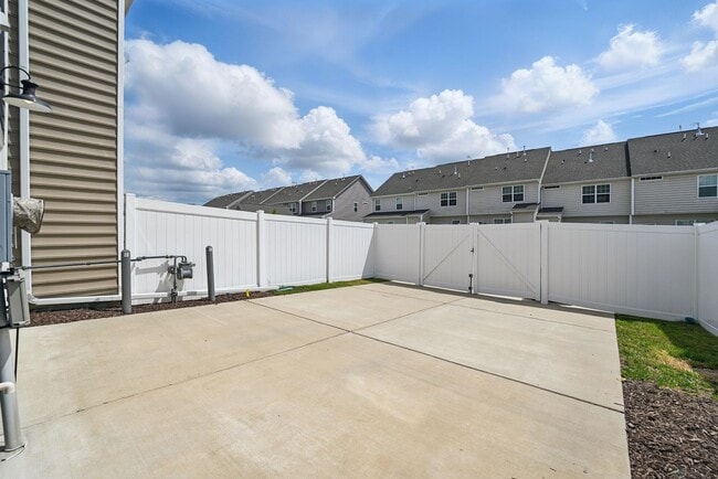 Building Photo - Stunning Modern and Spacious Townhouse!