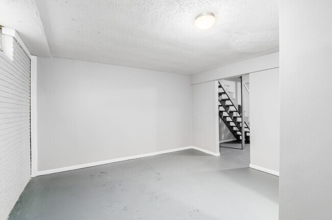 Building Photo - 2560-2566 Sandbury Blvd-2566