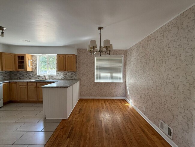 Building Photo - Beautifully Updated Home near Federal & Al...