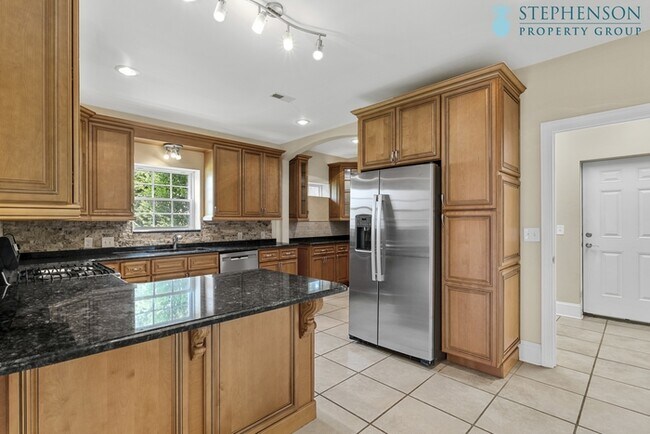 Building Photo - Deeded Boat Slip Comes with Home in Gated ...