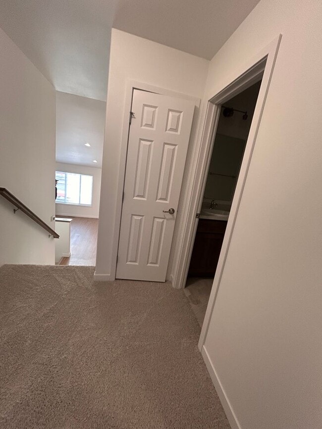 Building Photo - 3 Bed 3 Bath TownHome